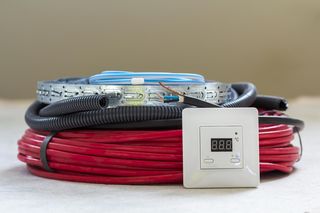 Kable i maty grzewcze, otuliny – jak zabezpieczyć rury przed mrozem. Jak chronić instalację przed awarią zimą?