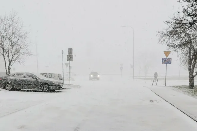 Na drogach ślisko, w górach zagrożenie lawinowe. Eksperci mówią o tęgim mrozie i wichurach do 110 km/h!