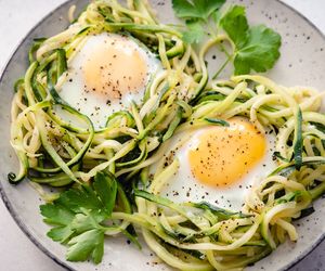 Niebanalne śniadanie? Jajka sadzone w cukinii to strzał w dziesiątkę!