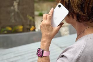 Ten telefon pokocha każda mama. Przeczytaj, dlaczego iPhone 16e to idealny prezent na Dzień Matki 