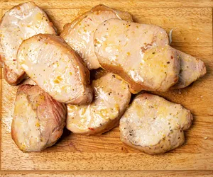 Schab po dziekańsku. Dodaj do marynaty majonez, a mięso wyjdzie idealne