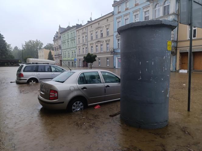 Zagrożenie powodziowe. Głuchołazy. Woda przelała się przez wały. Zalewa miasto