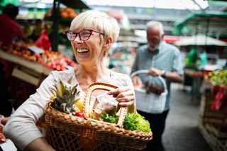 Co powinni jeść seniorzy? 3 rodzaje diet, które chronią przed chorobami