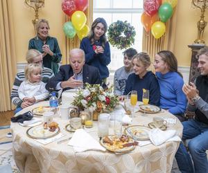 Specjalna ekipa serwuje jedzenie Joe Bidenowi