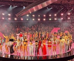 Anna Lewandowska jak aniołek Victoria’s Secret! W czarnej sukience z wycięciami wyglądała obłędnie