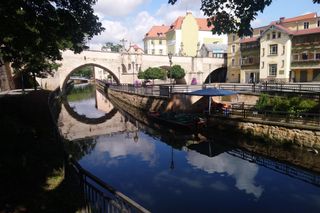 Najstarszy kamienny most w Polsce jest na Dolnym Śląsku. To miniatura Mostu Karola w Pradze 