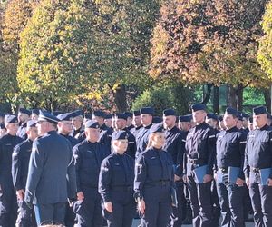 Uroczyste zakończenie szkolenia policyjnego w Katowicach. Ponad 200 nowych policjnatów