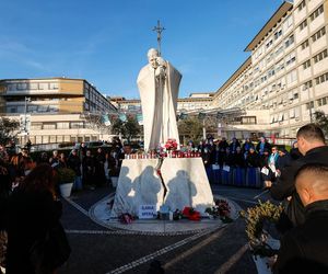 Papież Franciszek w szpitalu. Najnowsze informacje o stanie zdrowia. Wierni gromadzą się na modlitwie 