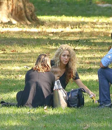 Shakira z synem na jesiennym spacerze