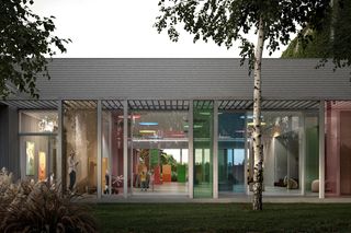 Przedszkole skąpane w kolorach tęczy. Barwne folie na szkle zapewnią najmłodszym zmienne efekty świetlne