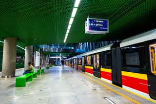 Utrudnienia w kursowaniu pociągów linii metra M1. Trzy stacje były wyłączone