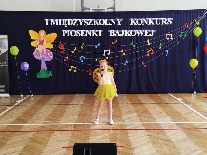 Uczniowie z klas I-III zaprezentowali w SP nr 10 w Siedlcach piosenki z różnych bajek