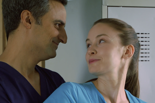 Barwy szczęścia, odc. 2752: Zbyszek Stawicki (Piotr Borowski), pielęgniarka Kama (Natalia Jędruś)