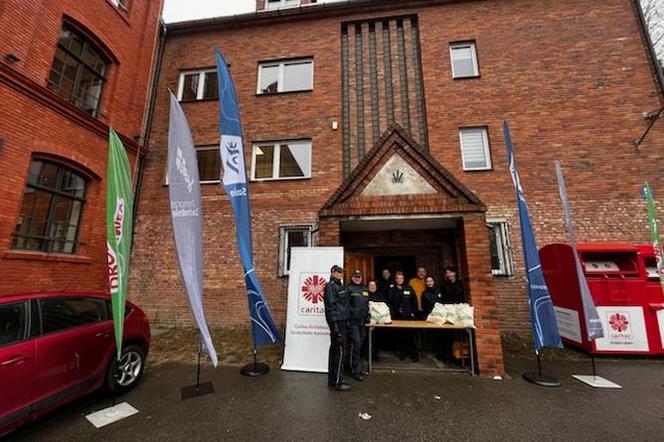 Szczecin. Caritas. Dom Kultury Słowianin. Straż Miejska. Paczka dla potrzebujących.