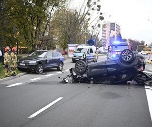 Dachowanie w Warszawie! Wcześniej na tej ulicy doszło do śmiertelnej masakry