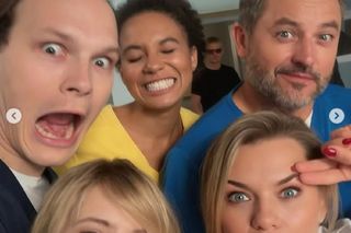 Na dobre i na złe nowy sezon. Agata (Emilia Komarnicka), Dominika (Paulina Gałązka), Maria (Sylwia Achu), Tomaszek (Antoni Sałaj), Borys (Marcin Zacharzewski) na planie