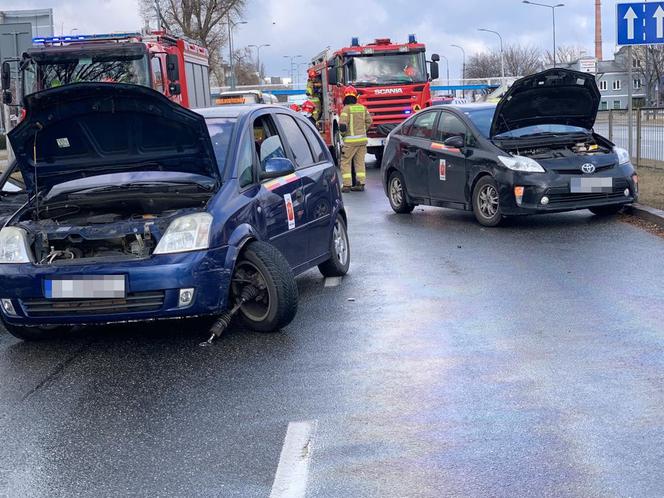 Koszmarny wypadek na Radzymińskiej. Trzy auta rozbite, kierowca w szpitalu