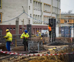 Katowice Podlesie z nową szkoła podstawową i nową halą sportową. Trwa rozbudowa szkoły podstawowej nr 21 w  Katowicach Podlesiu
