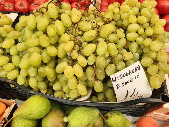 Winogrona na łódzkich targowiskach i w marketach. Sprawdź, ile kosztują [ZDJĘCIA]