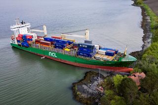 Norwegia. Kontenerowiec zszedł z kursu i niemal uderzył w dom. To surrealistyczne