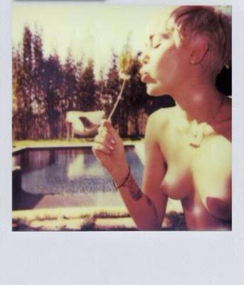 Miley Cyrus zupełnie NAGA