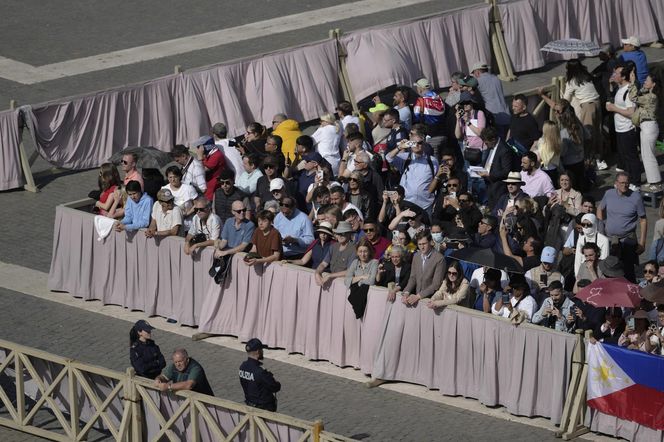Tłumy na placu św. Piotra