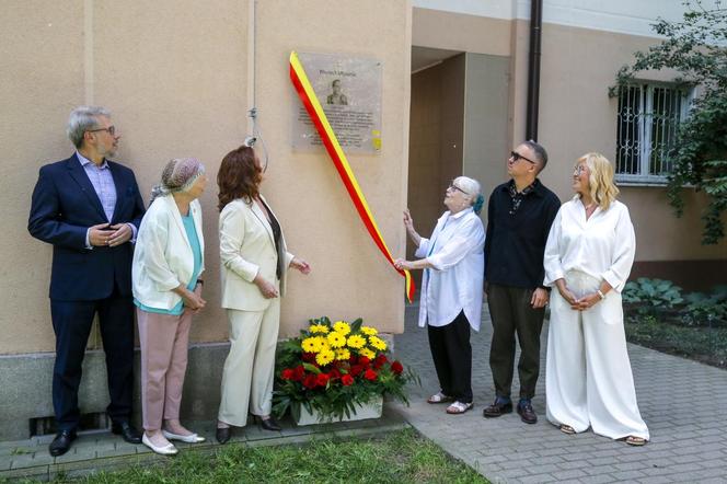 Jan Emil Młynarski z matką i siostrą na odsłonięciu tablicy przy skwerze Wojciecha Młynarskiego w Warszawie