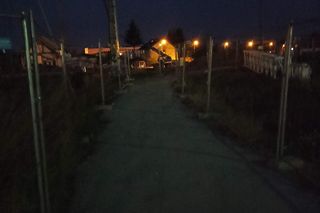 Nieoświetlone przejscie do tunelu przy ul. Kolejowej 