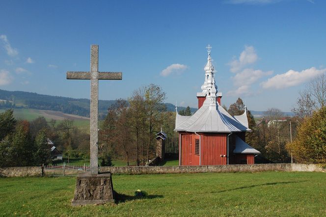 To unikatowa wieś na mapie Małopolski. Znajduje się w niej cerkiew postawiona przez Francuza