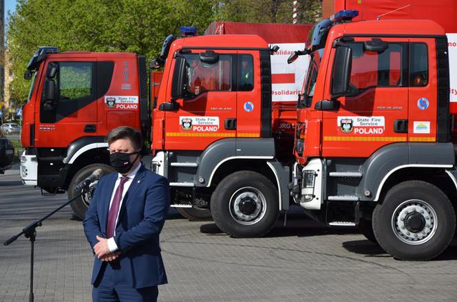 Polscy strażacy wywożą maseczki na wschód