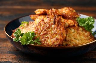 Na Dzień Placków Ziemniaczanych smażę całą furę. Podkręcam je tym zapomnianym warzywem 