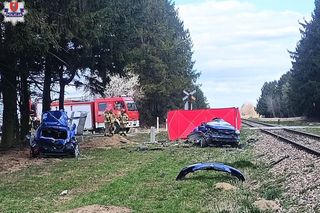 Pociąg pchał mazdę przez kilkaset metrów. Kobieta zginęła na miejscu
