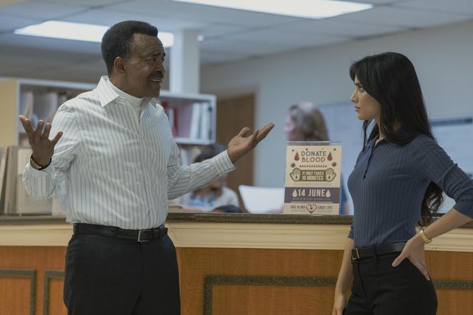 Tim Meadows jako agent Langston Fleury i Sol Rodriguez jako Sasha Bordeaux.