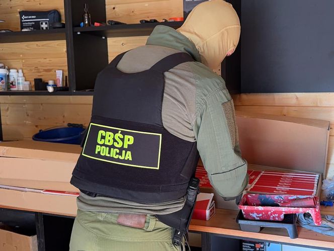 Starnowali bramę samochodem pancernym, obok lądował śmigłowiec z antyterrorystami. Spektakularna akcja policji na Mazowszu