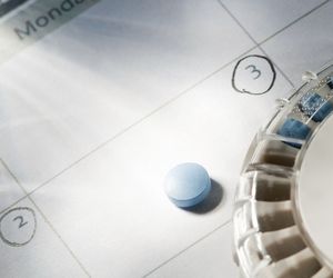 Jak przesunąć miesiączkę (okres)? Jak opóźnić lub przyspieszyć okres?