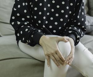 Dlaczego boli cię kolano podczas chodzenia? Zwróć uwagę na to jak stawiasz stopę