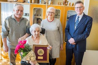 Setne urodziny niezłomnych bydgoszczanek! Pani Leokadia i pani Janina uhonorowane za swoje zasługi