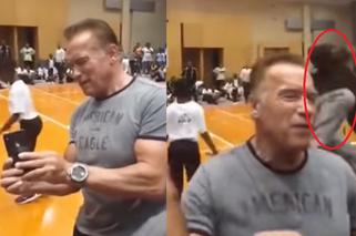Arnold Schwarzenegger zaatakowany w RPA! Mężczyzna KOPNĄŁ GO W PLECY! [VIDEO]
