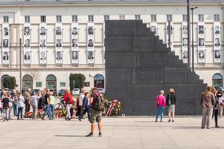 Nieprzyjemny zgrzyt na placu Piłsudskiego. Żołnierze odebrali wieniec obywatelom
