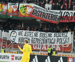 Skandaliczny transparent z Donaldem Tuskiem na meczu w Kownie