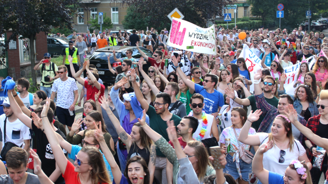 Korowód studentów przeszedł ulicami Szczecina