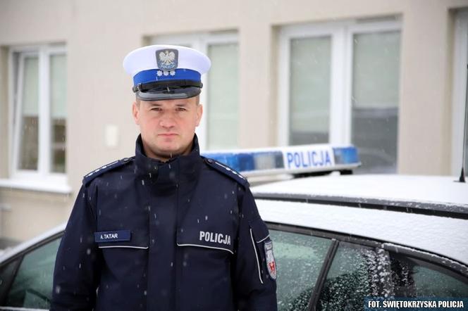 Zapłakana dziewczynka była bosa i w samej piżamie! Pomógł jej policjant z Kielc
