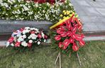 Wieniec od prezydenta Rafała Trzaskowskiego leży pod klombem. Co się stało przy Grobie Nieznanego Żołnierza?