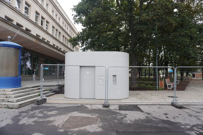 Toaleta publiczna za 484 tys. złotych na Skwerze Gwary Warszawskiej w stolicy