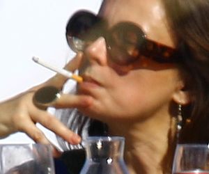 Renata Dancewicz kurzy na plaży