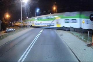 Kierowca autobusu w ostatniej chwili uniknął zderzenia z pociągiem! Szok na przejeździe kolejowym w Płocku [ZDJĘCIA]