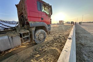 Potężny chaos na autostradzie A2. Na jezdnię i auta wysypały się tony piachu. Korek ma ponad 10 km
