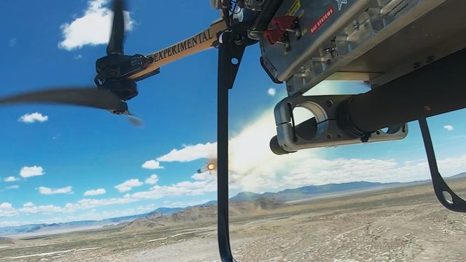 Dron strzela rakietami APKWS