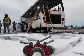 Potężny pożar autobusu na S7 pod Płońskiem. Jechało nim 34 żołnierzy