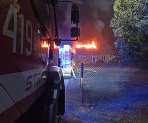 Tragiczny pożar drewnianego domu. W środku strażacy znaleźli ludzkie ciała